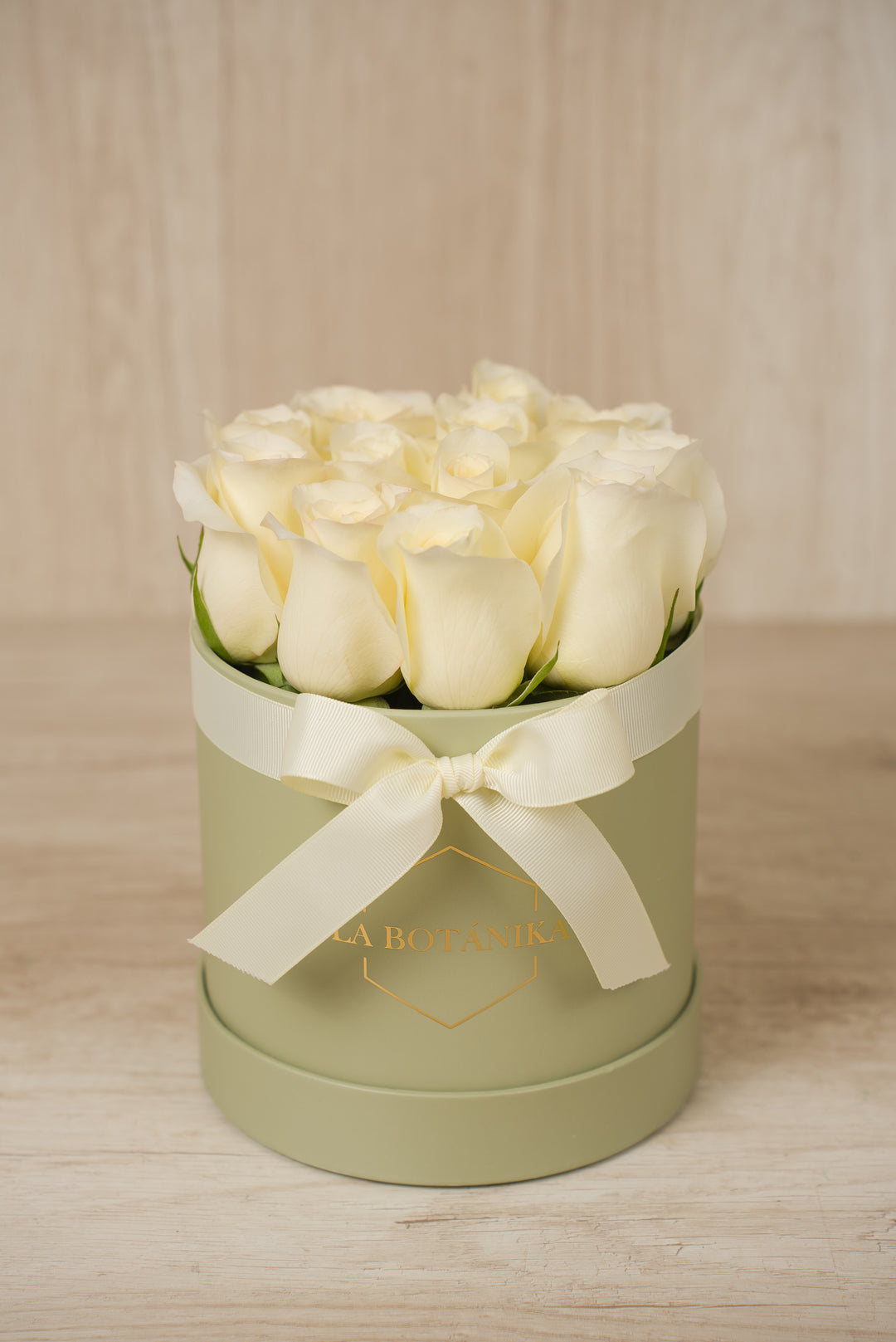 Round Box Verde 12 Rosas blancas