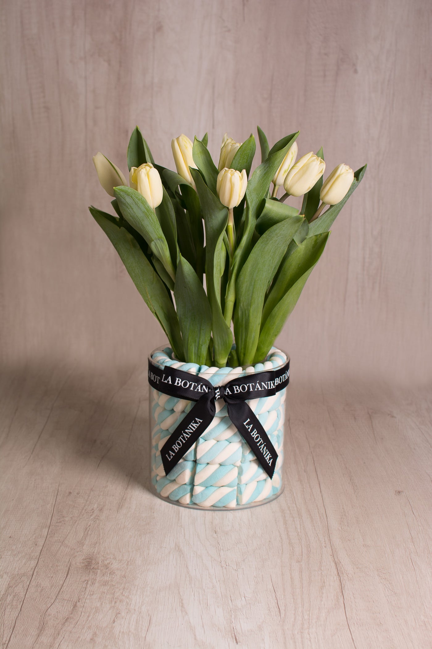 Marshmallows Celestes con Tulipanes Blancos